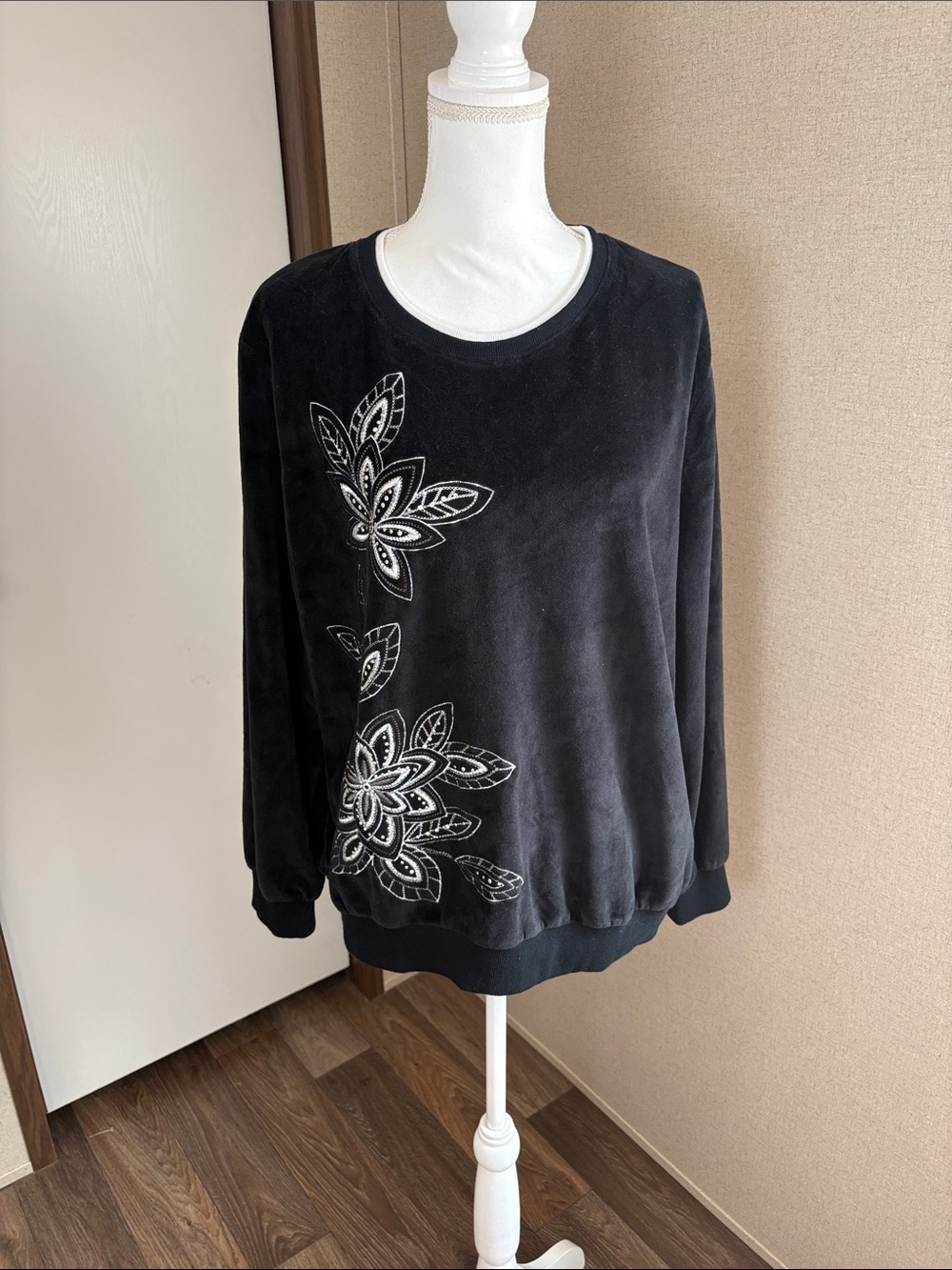 Alfred Dunner Womens Black Velour Floral Embroidered Sweatshirt XL Grandmacore
